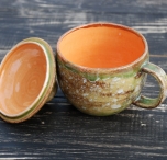 Глиняная керамическая чашка с крышечкой ручной работы