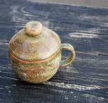 Глиняная керамическая чашка с крышечкой ручной работы